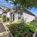 the courtyard at The Arlington Park Apartments