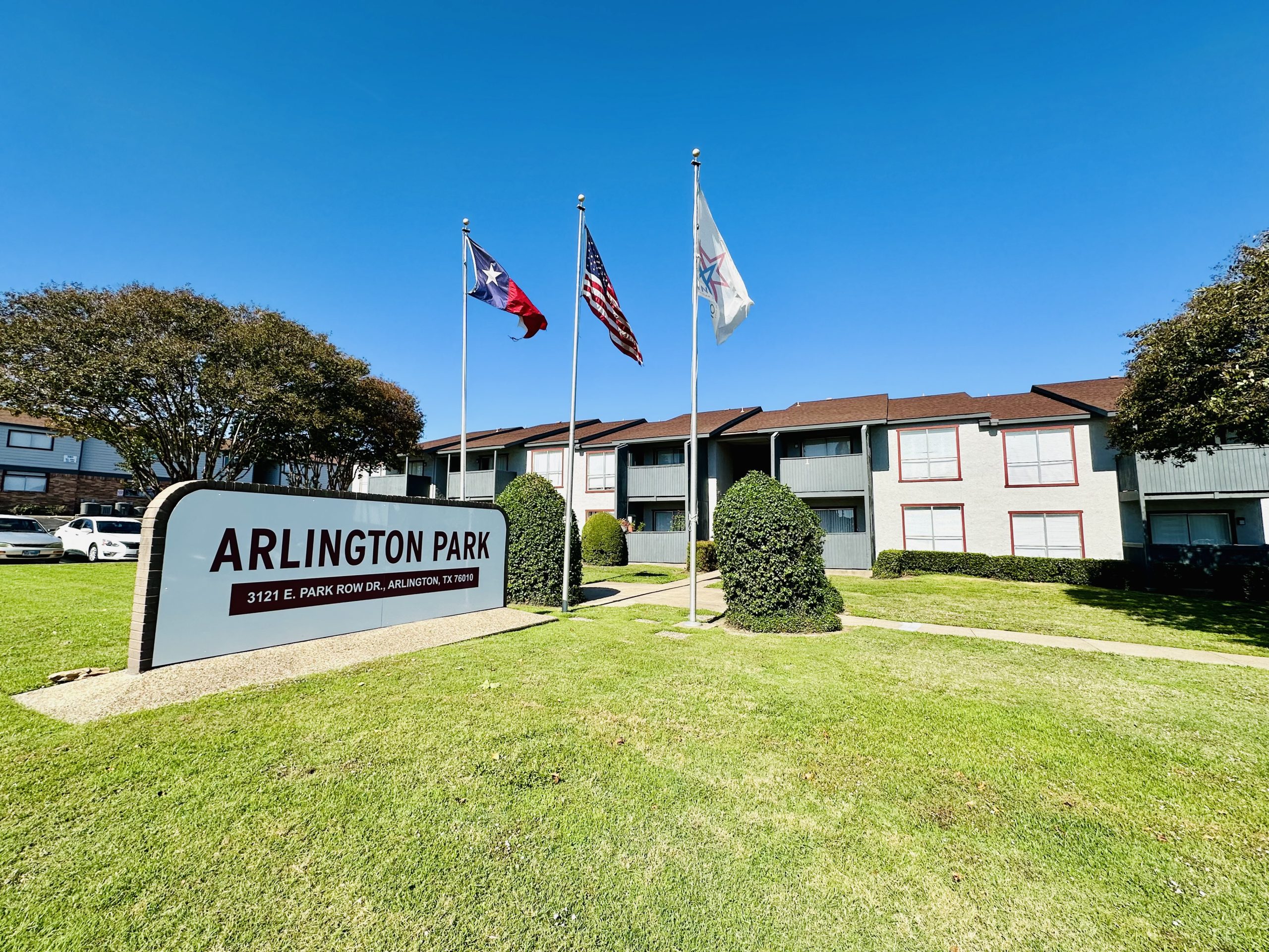 the sign for arlington park apartments in texas at The Arlington Park Apartments